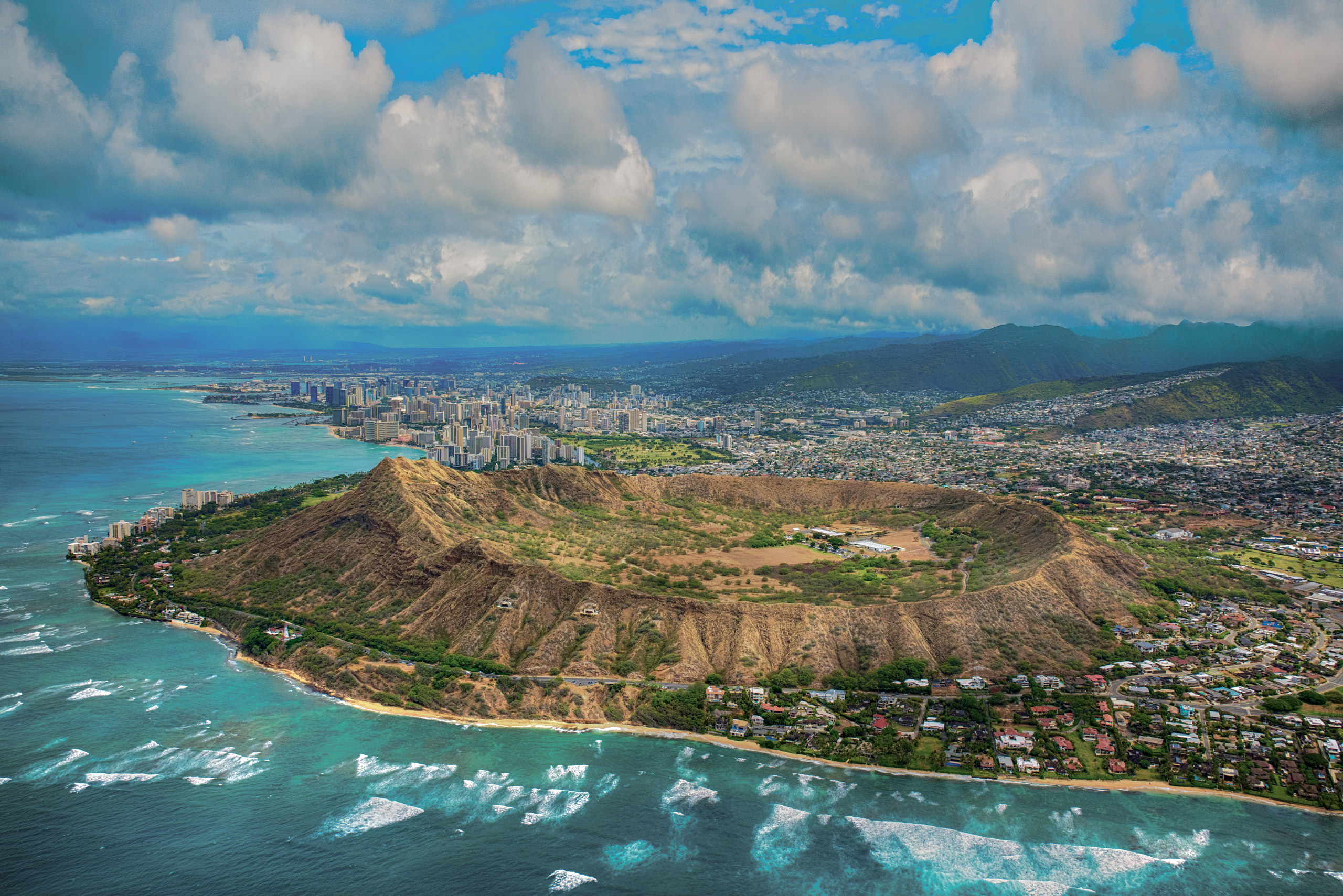 Гавайский туристический и культурный центр. Гавайские острова Оаху. Гонолулу остров Оаху. Оаху Гавайи кратер. Гонолулу Гавайи кратер.